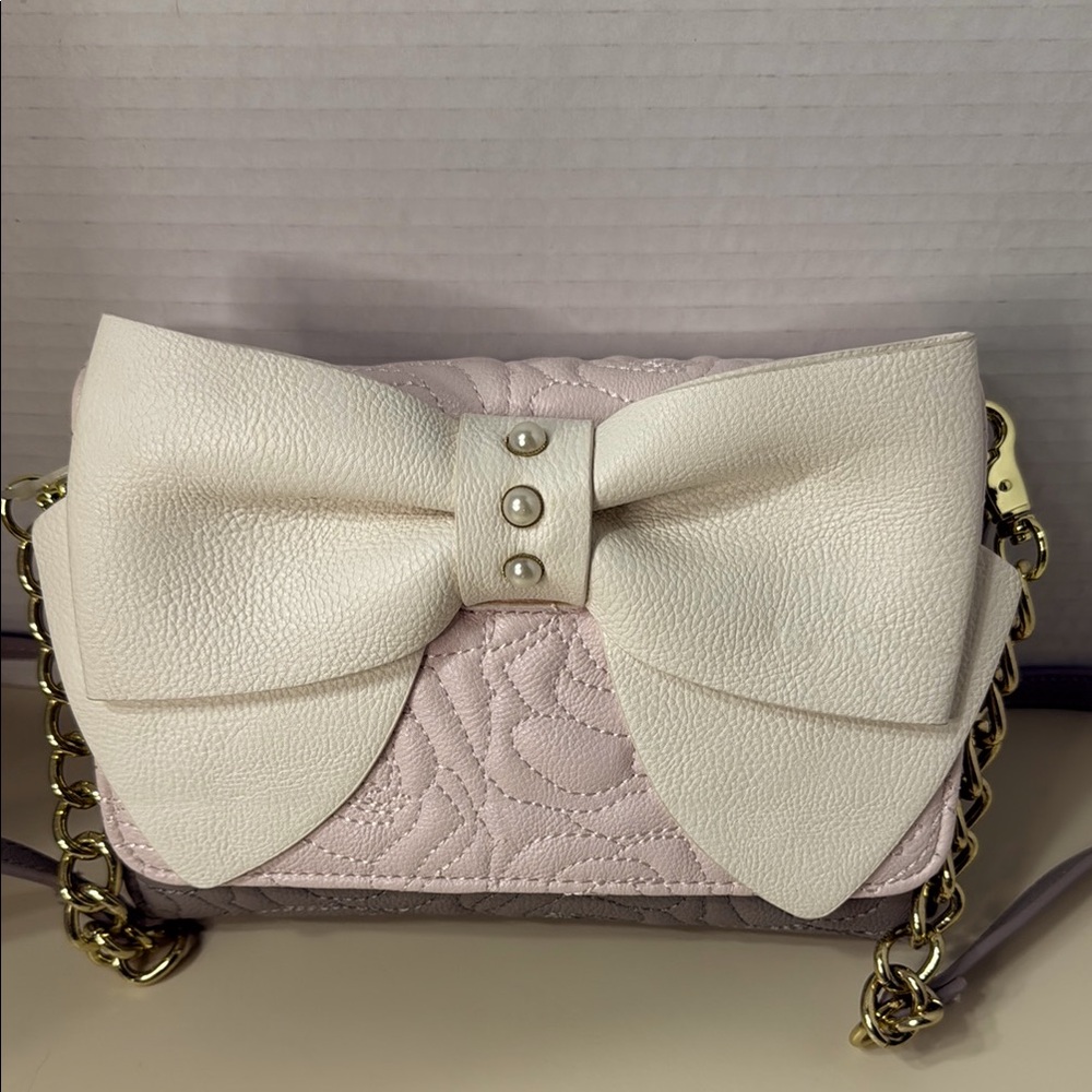 Betsey Johnson Women’s Pink Cream Bow Pearl Accent Purse Gold Tone Hardware New